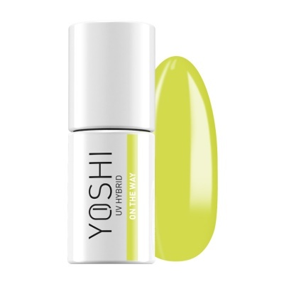Frasco de verniz de unhas branco com amostra de cor amarelo claro.