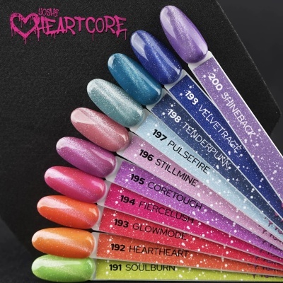 Amostras de verniz de unhas coloridas em paleta com nomes e números