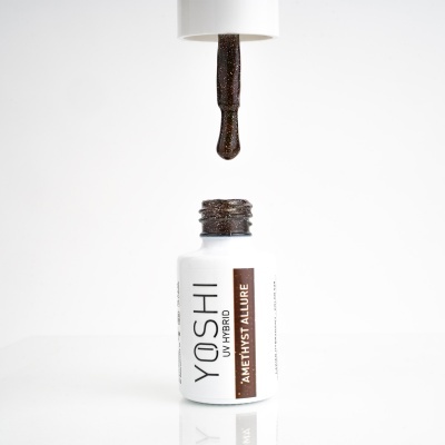 Frasco branco de verniz de unhas castanho com pincel suspenso e rótulo com texto