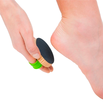 Esfoliador de calcanhar em madeira com pega verde a ser usado no calcanhar.