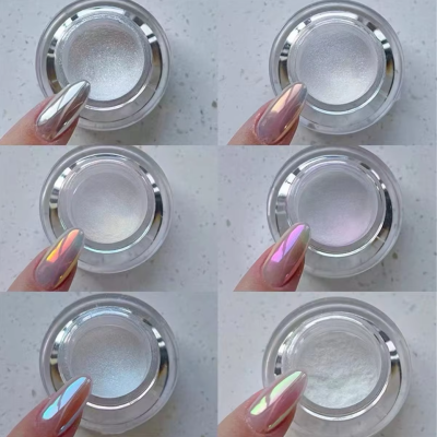 pote de cosmético branco e brilhante com unhas holográficas ao lado.