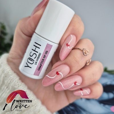 Frasco branco de verniz YOSHI com unhas rosa e corações vermelhos