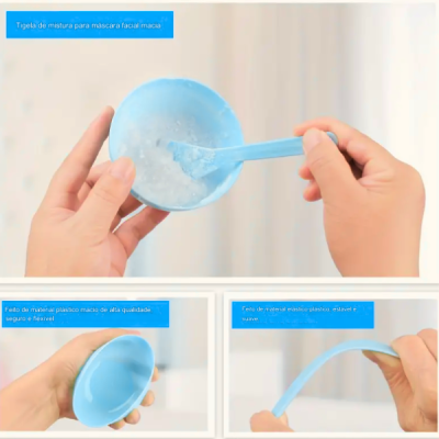 Tigela azul de plástico macio para máscara facial com espátula, mãos segurando, texto em azul. 