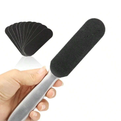 Lima de pés metálica com superfície preta abrasiva e lixas pretas