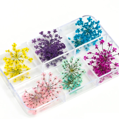 Conjunto de flores artificiais coloridas em estojo transparente