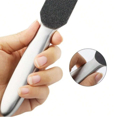 Lima para pés prateada com lixa preta em mãos