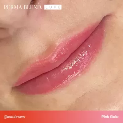 Lábios pintados de rosa brilhante com texto PERMA BLEND LUXE