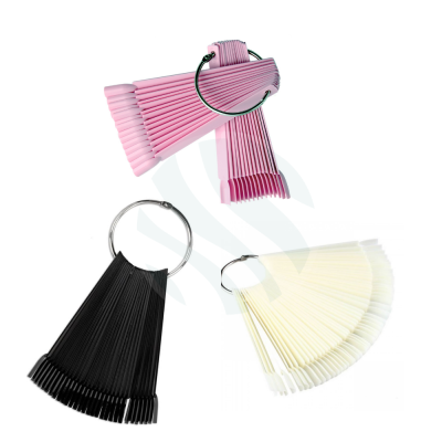 Amostras de unhas artificiais em leque nas cores rosa, preto e branco