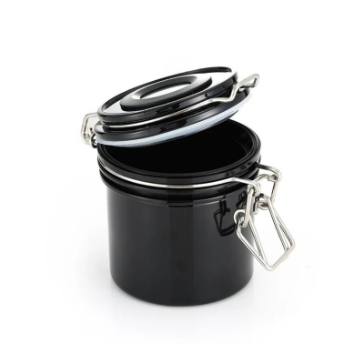 pote hermético preto com tampa aberta e fecho metálico