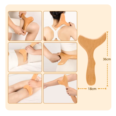 Massageador de madeira em forma de T usado no corpo com fundo bege