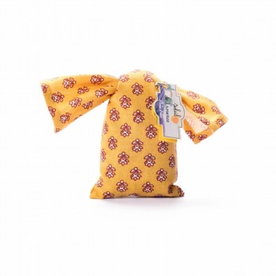 Saco amarelo de tecido com padrão floral vermelho e branco e etiqueta pendurada