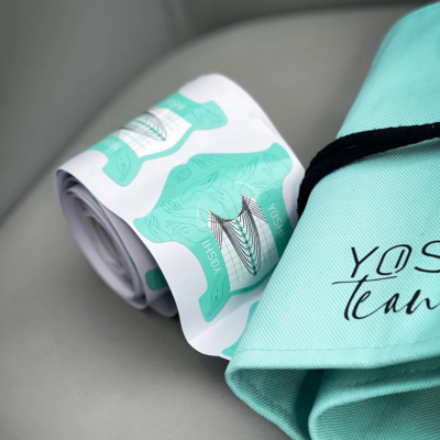 Etiquetas autocolantes com design de penas e tecido azul claro com texto preto