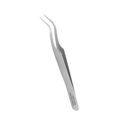 Pinça de metal prateada com ponta curva e texto gravado