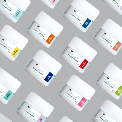 Várias embalagens brancas de gel de copaíba com rótulos coloridos dispostas em padrão diagonal.