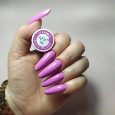 Unha artificial roxa com frasco de verniz branco com texto