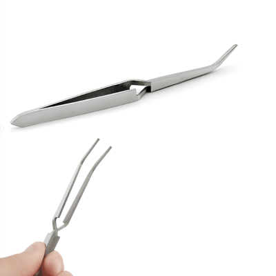 Pinça prateada com pontas curvadas em fundo branco