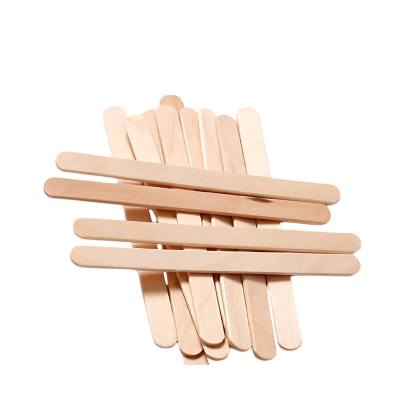 Palitos de madeira claros com extremidades arredondadas sobre fundo branco