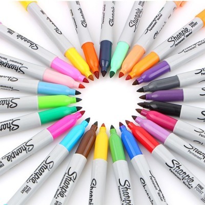 Marcadores Sharpie coloridos dispostos em círculo sobre fundo branco