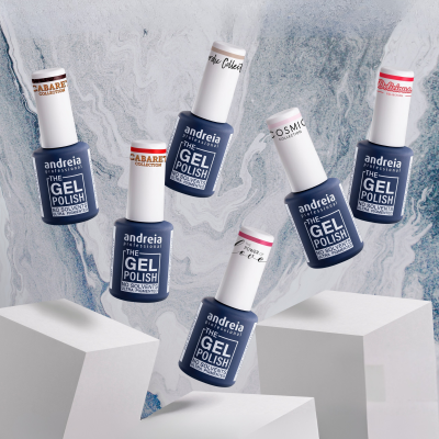 Cinco frascos de verniz azul Andreia The Gel Polish sobre blocos brancos com fundo marmoreado