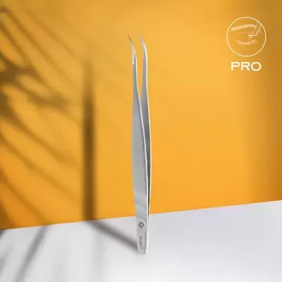 Pinça profissional de metal prateado em fundo amarelo e branco com símbolo PRO