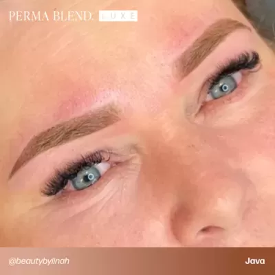 Close-up de rosto com sobrancelhas definidas e pestanas alongadas, texto PERMA BLEND LUXE