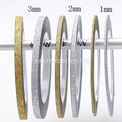 Cinco rolos de fita glitter nas cores dourado e prateado em diferentes larguras num suporte branco