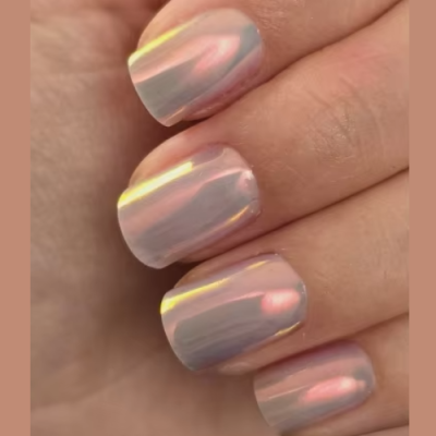 Unhas com verniz perolado translúcido brilhante com reflexos coloridos