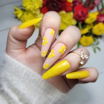 Unha decorada com flores amarelas e unhas amarelas brilhantes