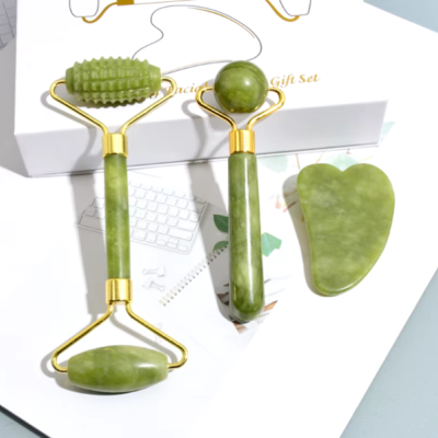 Conjunto de rolos e ferramenta de massagem facial em jade verde com detalhes dourados