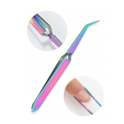 Pinça metálica iridescente com ponta inclinada em fundo branco