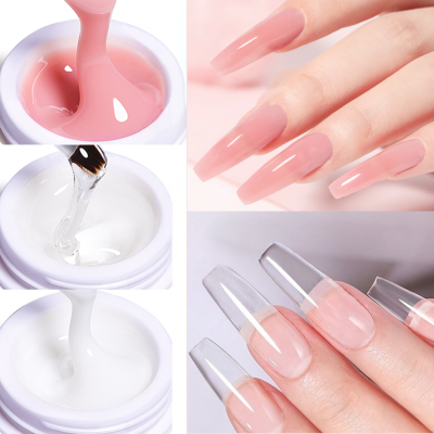 Materiais para unhas em gel nas cores rosa, transparente e branco aplicados em unhas artificiais longas