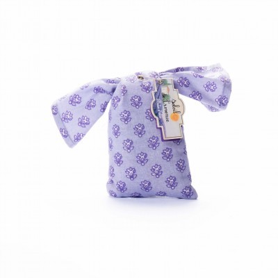 Bolsa pequena de tecido lilás com padrão floral roxo e etiqueta pendurada