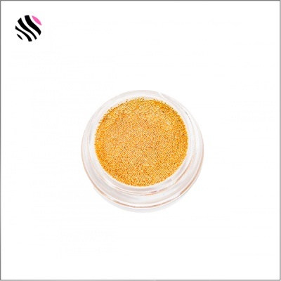 Pó dourado em recipiente transparente com fundo branco e logótipo