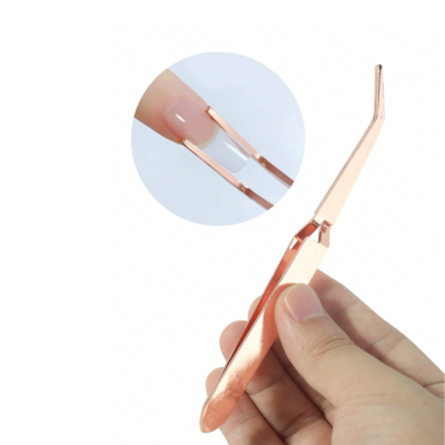 Pinça dourada rosada para unhas com ponta curva e unha postiça transparente