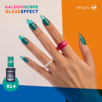 Mão com unhas verdes translúcidas e verniz KL4 da andreia, fundo colorido e texto promocional