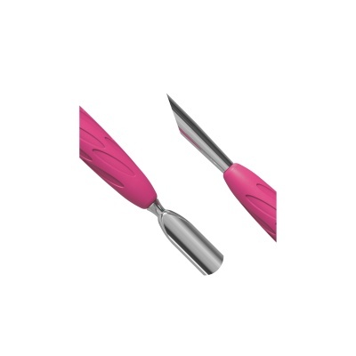 Utensílios de cozinha com cabo rosa em fundo branco