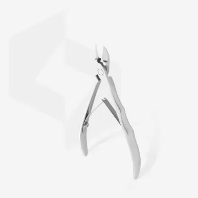 Alicate de unhas metálico prateado em fundo branco