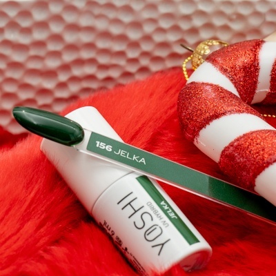 Caneta verde para unhas 156 JELKA com frasco YOSHI e enfeite vermelho e branco.
