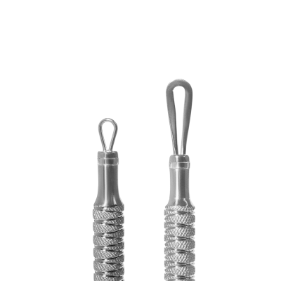 Dois extratores de cravos metálicos prateados com cabos texturizados