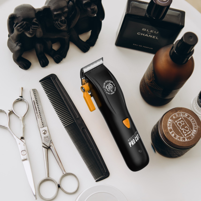 Kit de barbeiro com tesouras, pente, máquina de cortar cabelo Pro Cut 511, cosméticos e perfume Bleu Chanel.