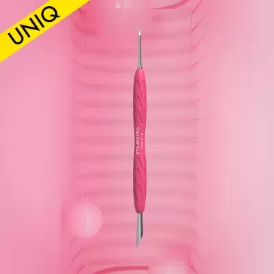 Ferramenta de manicure rosa com pontas metálicas sobre fundo rosa ondulado