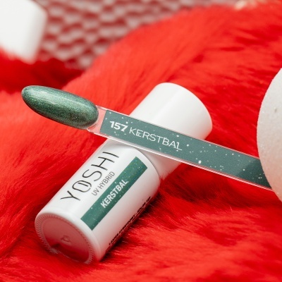 Verniz verde metálico Yosh e lima com código 157 KERSTBAL sobre fundo vermelho