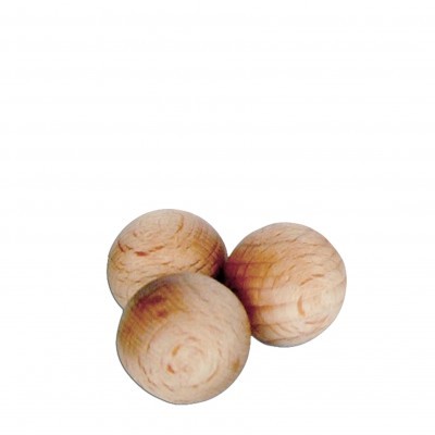 Três bolas de madeira claras sobre fundo branco