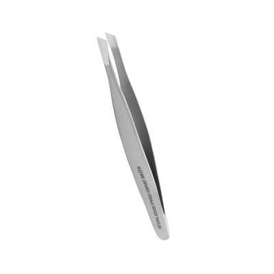 Pinça metálica prateada com ponta inclinada