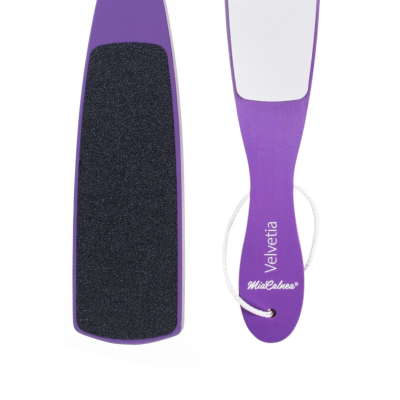 Lixas para pés roxas com superfícies preta e branca e cabo com corda de pendurar.