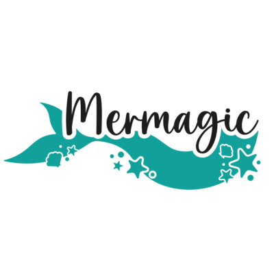 Logótipo 'Mermagic' com cauda de sereia verde e conchas e estrelas-do-mar brancas