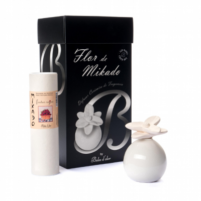Conjunto de fragrância com difusor cerâmico branco e embalagem preta com texto
