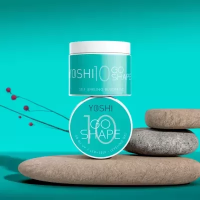 Dois frascos de gel construtor YOSHI 10 GO SHAPE azul-turquesa com tampa branca sobre pedras lisas e fundo azul