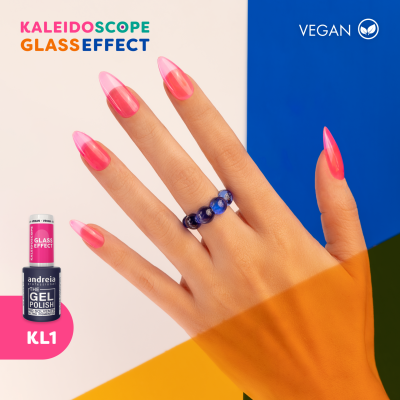 Mão com unhas rosa translúcido e anel azul, fundo colorido e esmalte verniz gel vegano