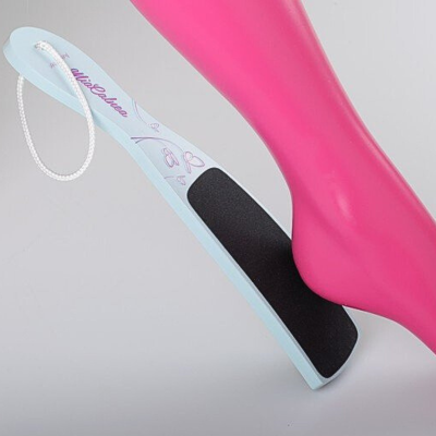 Lixa para pés azul claro com texto e ilustrações ao lado de perna rosa de manequim